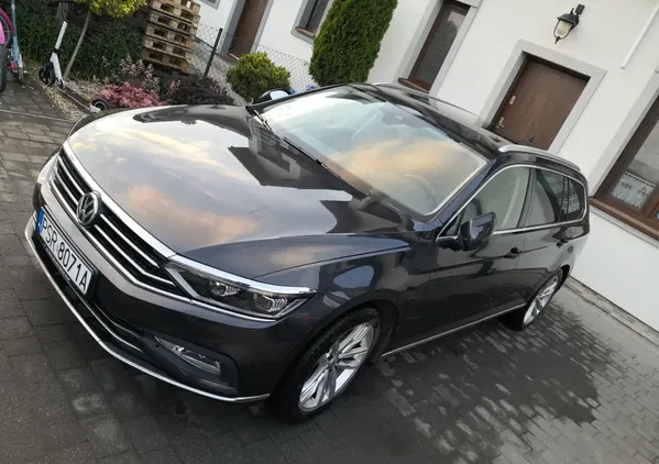 samochody osobowe Volkswagen Passat cena 115000 przebieg: 104361, rok produkcji 2019 z Chełmża